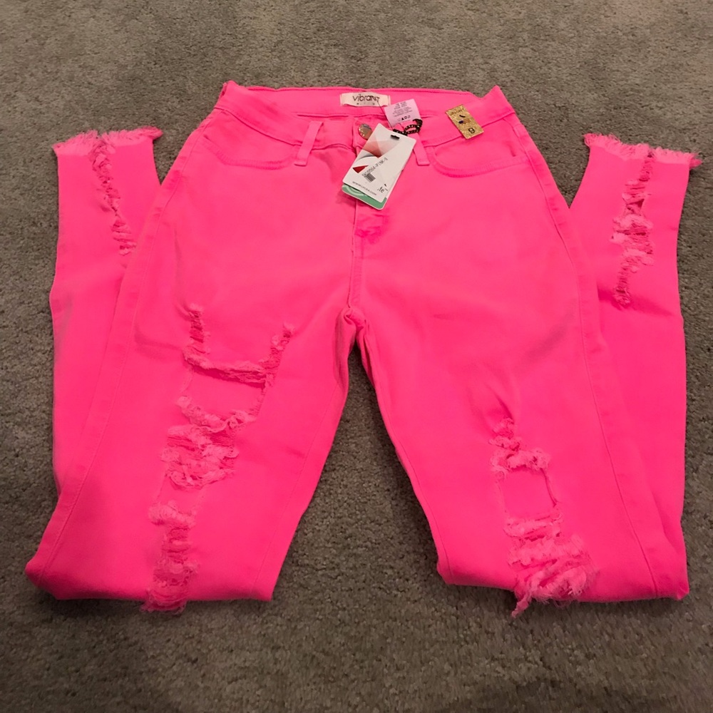 Size 9 hot pink distressed Vibrant jeans. NWT